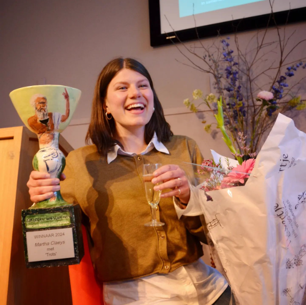 Martha Claeys wint de Socratesbeker met haar boek ‘Trots’